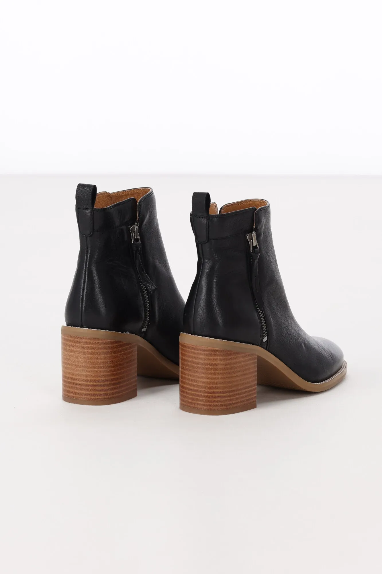 EOS Charity Boot Black